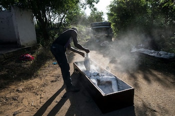 El trabajador del cementerio Roberto