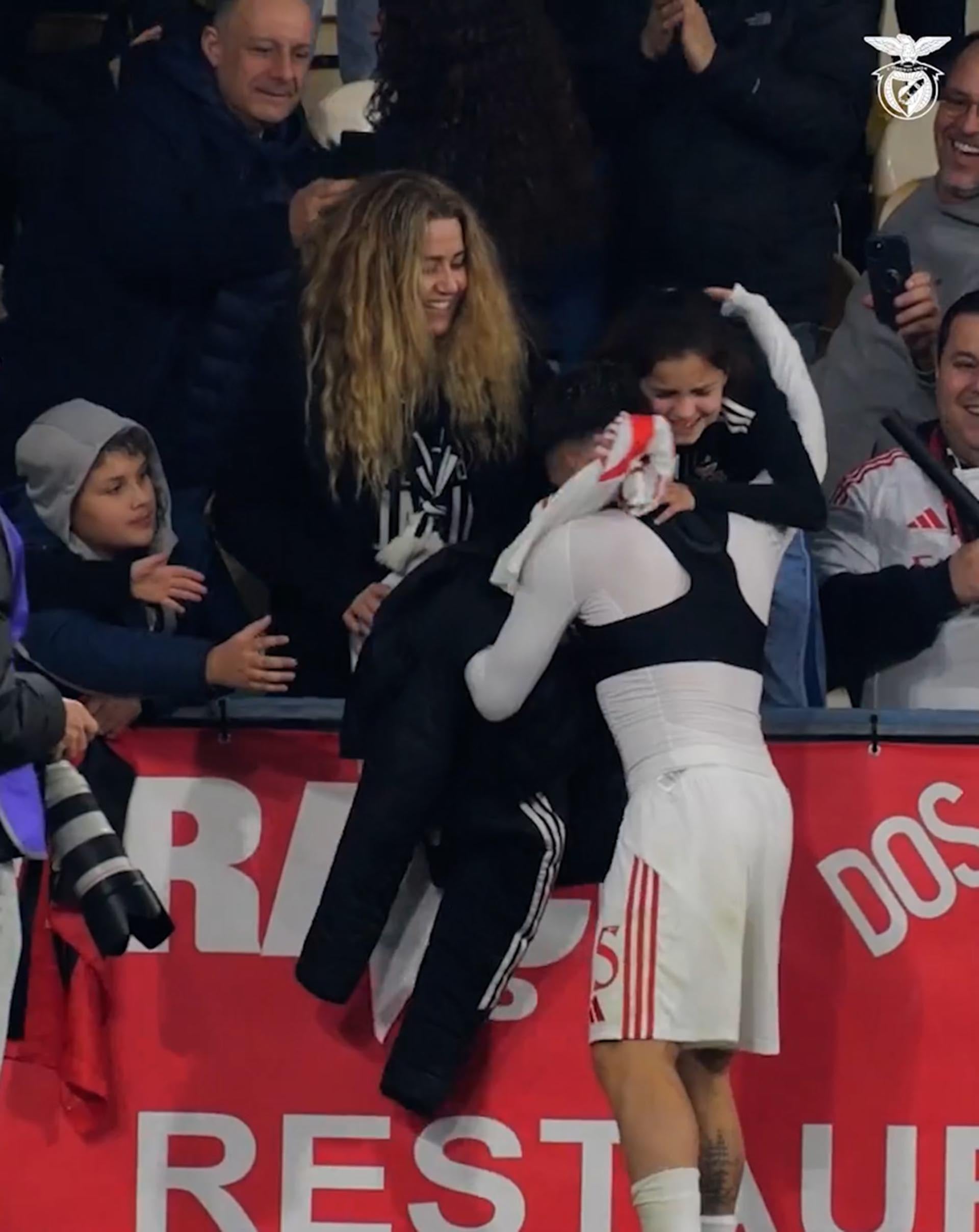 Prestianni es ovacionado por aficionados, incluyendo niños, en las gradas, tras el polémico episodio con Vinicius Jr.