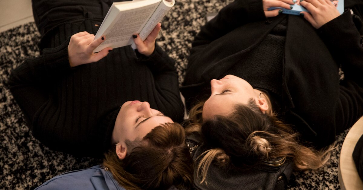 Cómo la educación y las redes sociales permiten acceder a espacios artísticos más prestigiosos, según un estudio internacional