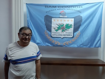 Mario Oshiro junto a la