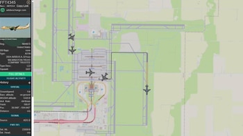 Mapa de seguimiento de vuelos mostrando un aeropuerto con pistas y cuatro iconos de aviones. Un panel lateral detalla información de un Airbus A-321neo