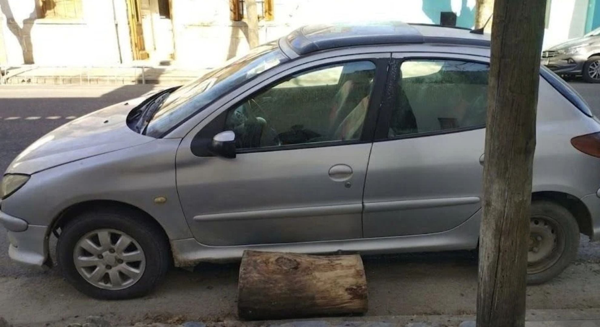 El auto que sufrió daños producto del tronco arrojado por el detenido (Gentileza: 0223)