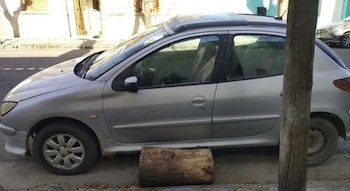 El auto que sufrió daños producto del tronco arrojado por el detenido (Gentileza: 0223)