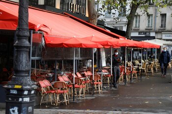 Un mozo espera a los