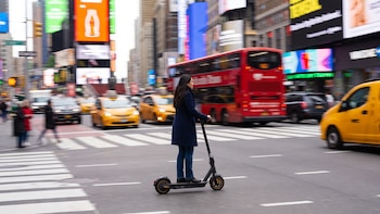 Nueva York prohíbe la venta online de scooters y bicis eléctricas que superan los límites legales: multas y decomisos para minoristas