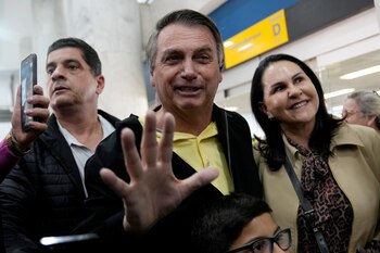 Jair Bolsonaro se toma fotografías