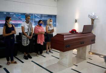 Varias mujeres acompañan el féretro