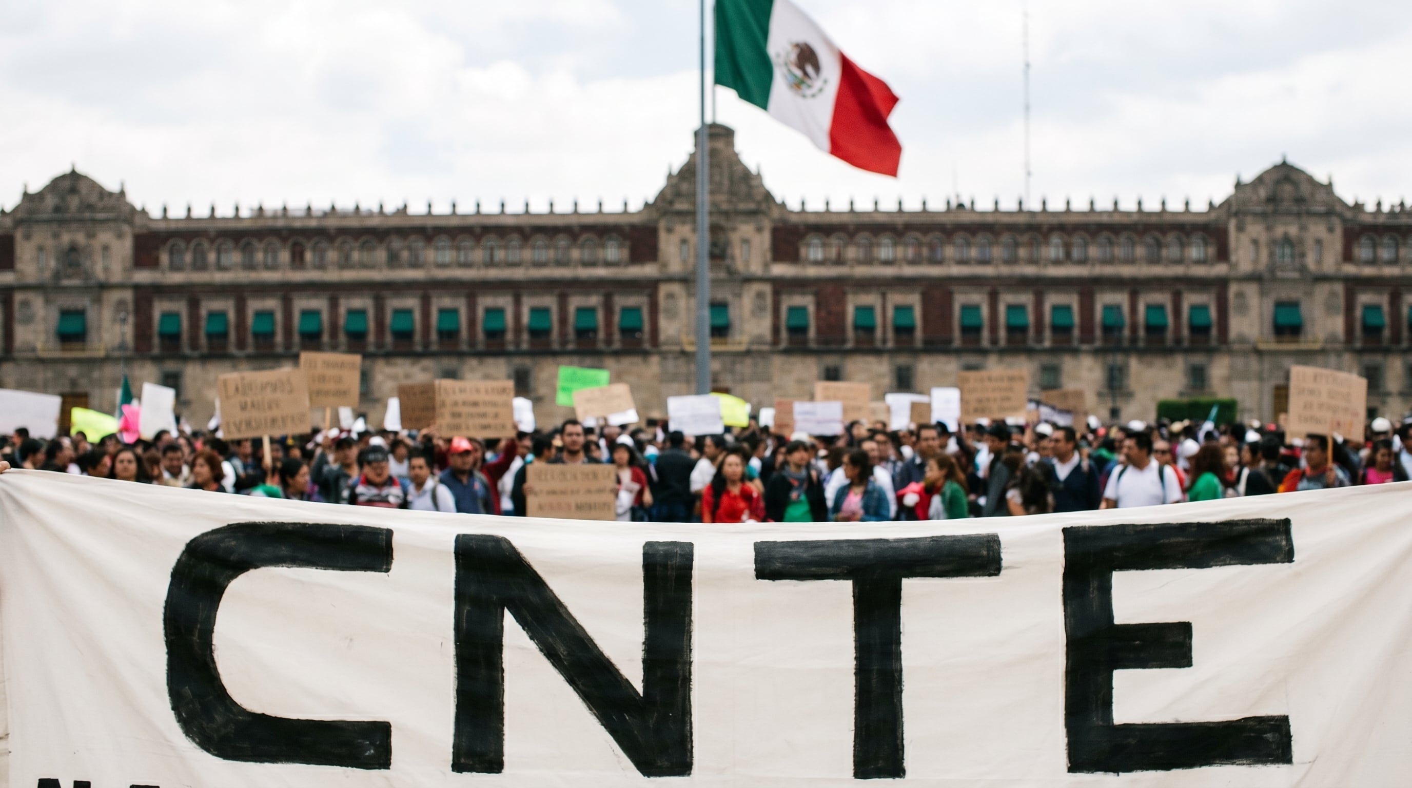 La CNTE mantiene plantón en calles aledañas al Zócalo. (Imagen Ilustrativa Infobae)