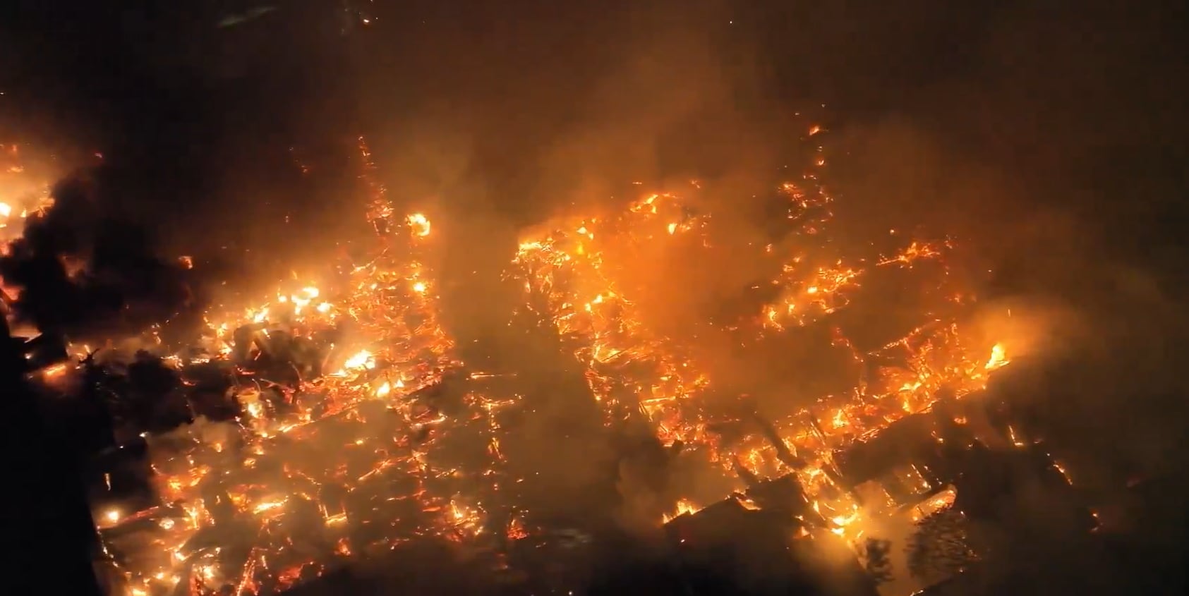 Vista aérea muestra la magnitud del incendio que consumió por completo la histórica edificación del centro de San Salvador (Foto cortesía Secretaria de Prensa).