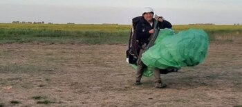 Tragedia en Saavedra: muri贸 un hombre de 56 a帽os al caer mientras volaba en parapente - Image 2