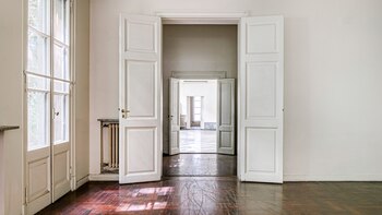 Es luminosa y posee 8