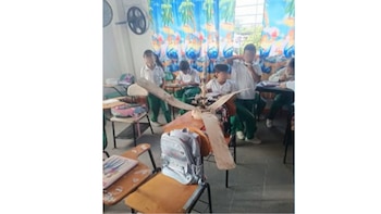 Los menores heridos fueron atendidos por personal de salud y presentaron lesiones leves tras el accidente en el colegio de Antioquia - crédito Captura de video