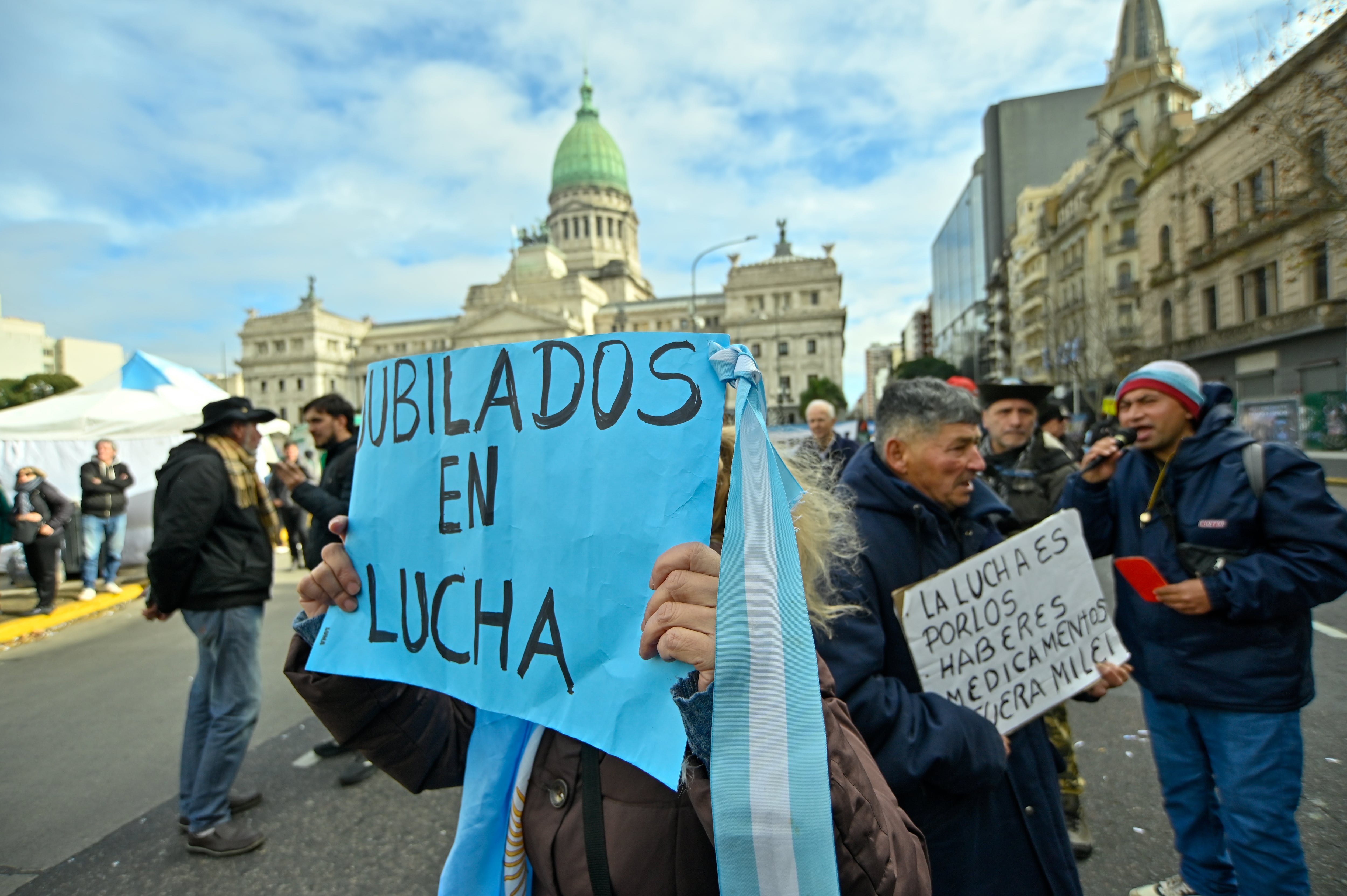 Los jubilados de los miércoles también marchan junto a piqueteros y organizaciones de izquierda RSFotos