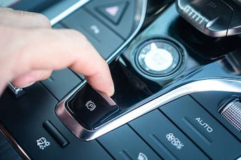 Freno de mano moderno (iStock)