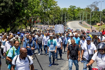 Trabajadores y estudiantes de la Universidad Central de Venezuela (UCV) participan en una manifestación para exigir mejoras salariales este miércoles, en Caracas (Venezuela). EFE/ Miguel Gutiérrez