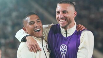 Roberto Siucho junto a Emanuel Herrera después de la clasificación de Universitario a play offs de Copa Sudamericana.