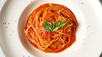 Salsa arrabiata, la receta italiana con un toque picante para darle sabor a tus platos de pasta y pizza