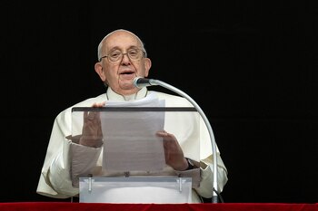 El papa durante el rezo