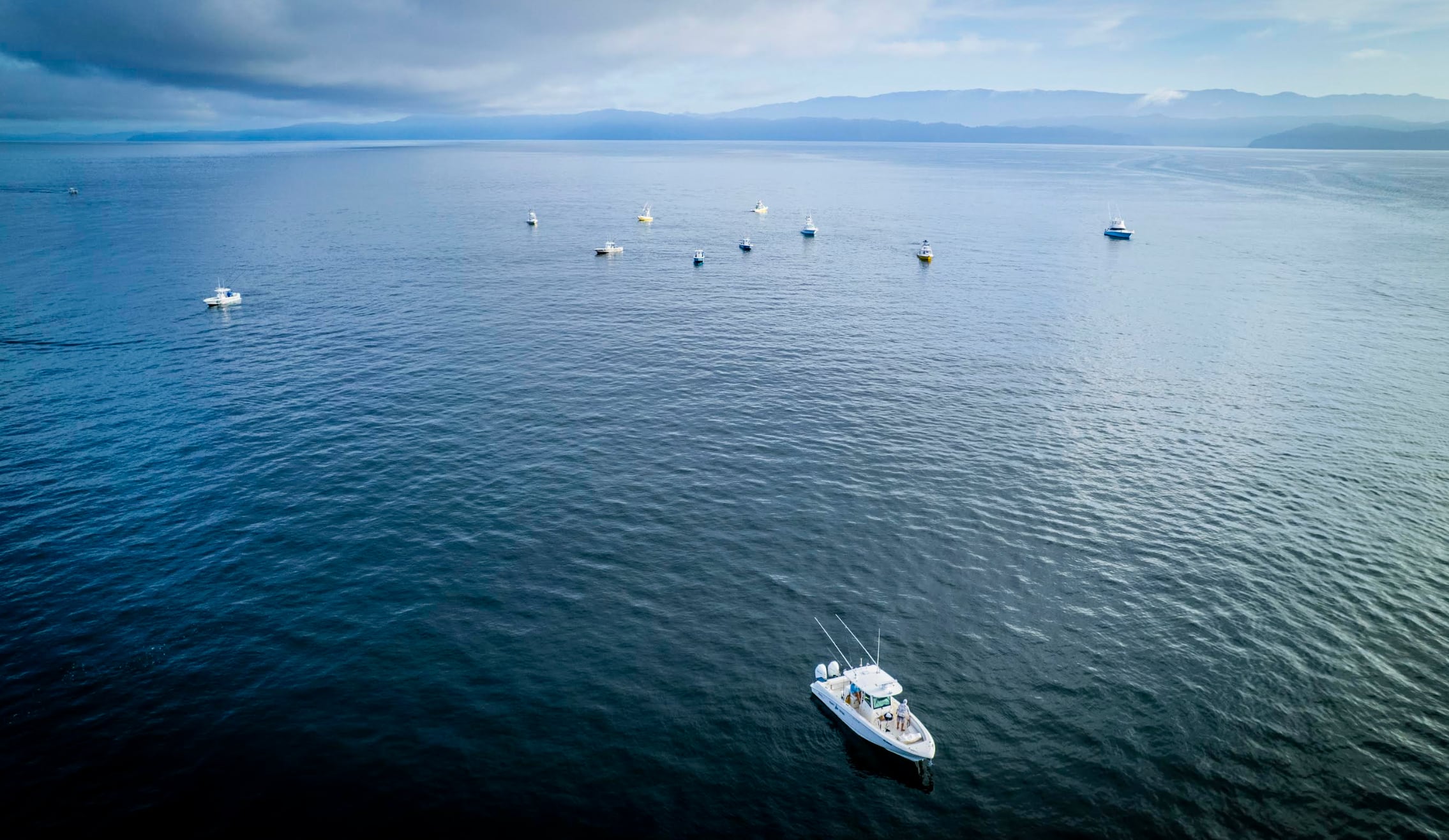 Embarcaciones participantes compiten en aguas de Golfo Dulce durante el torneo internacional de pesca deportiva Battle of the Bay 2026. Cortesía: CCK Ketchum