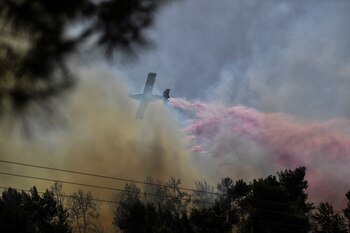Aviones apagan los incendios provocados
