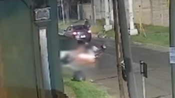 Atropelló con su moto a una jubilada en La Matanza y escapó: la víctima murió horas después