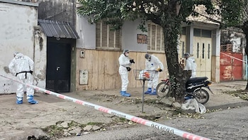 Chocó contra un árbol y murió: en el hospital descubrieron que tenía una herida de bala