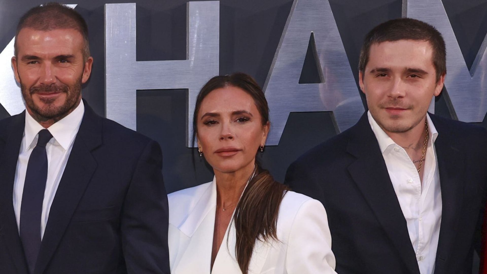 Brooklyn Beckham oficializó en 2026 su distanciamiento de David y Victoria Beckham y los acusó de priorizar la marca Beckham sobre los vínculos familiares (AP)