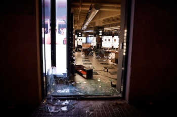 Una concentración de 600 jóvenes en el centro de Barcelona convocada por redes sociales ha derivado este sábado en saqueos de comercios, barricadas, quema de mobiliario urbano y enfrentamiento con los Mossos d'Esquadra. (EFE)