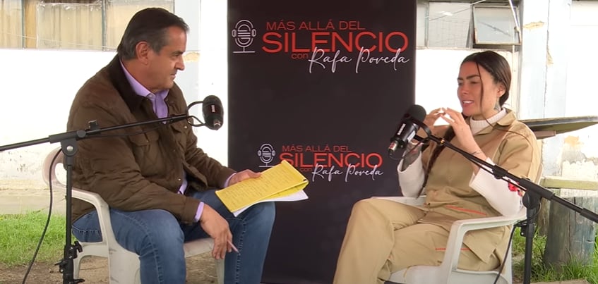 En el podcast La Sala de Laura Acuña, el periodista relató detalles sobre cómo sobrevivió a planes de asesinato orquestados por grupos armados. - crédito Más allá del silencio con Rafael Poveda/YouTube