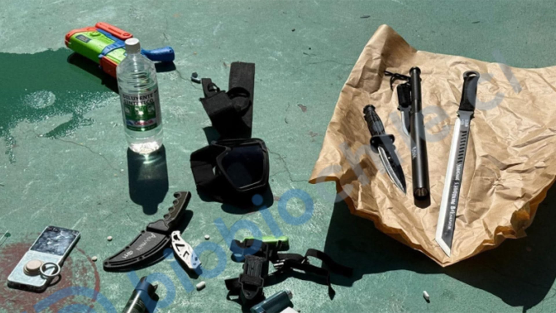 El escolar entró al colegio con varias armas blancas y gas pimienta.