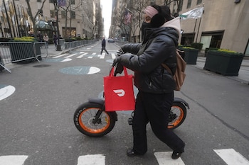 Un repartidor de DoorDash, fundada en 2013 por 3 chino-americanos, cuya salida a la bolsa la cotizó en USD 70.000 millones
REUTERS/Carlo Allegri