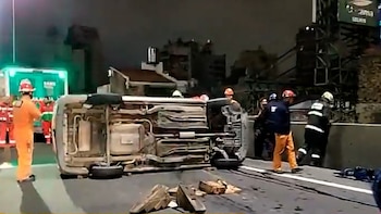 Triple choque en la Autopista 25 de Mayo: un micro impactó contra dos autos y uno terminó volcado de costado