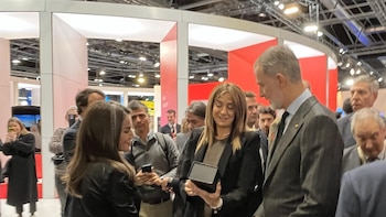 La alcaldesa de Archena entrega