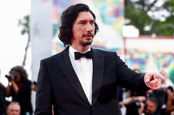 Adam Driver estuvo presente en la edición número 80 del Festival de Cine de Venecia, donde se estrenó el film "Ferrari". (Créditos: REUTERS/Guglielmo Mangiapane)