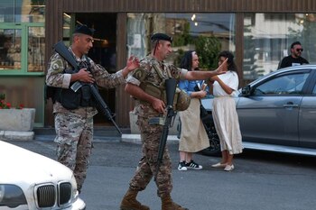 el Ejército del Líbano anunció el martes el inicio de un proceso de reclutamiento de voluntarios para servir en las unidades que serán desplegadas en la frontera con Israel (REUTERS/Mohamed Azakir/ARCHIVO)