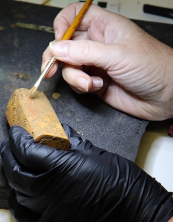 La pequeña caja, tallada en