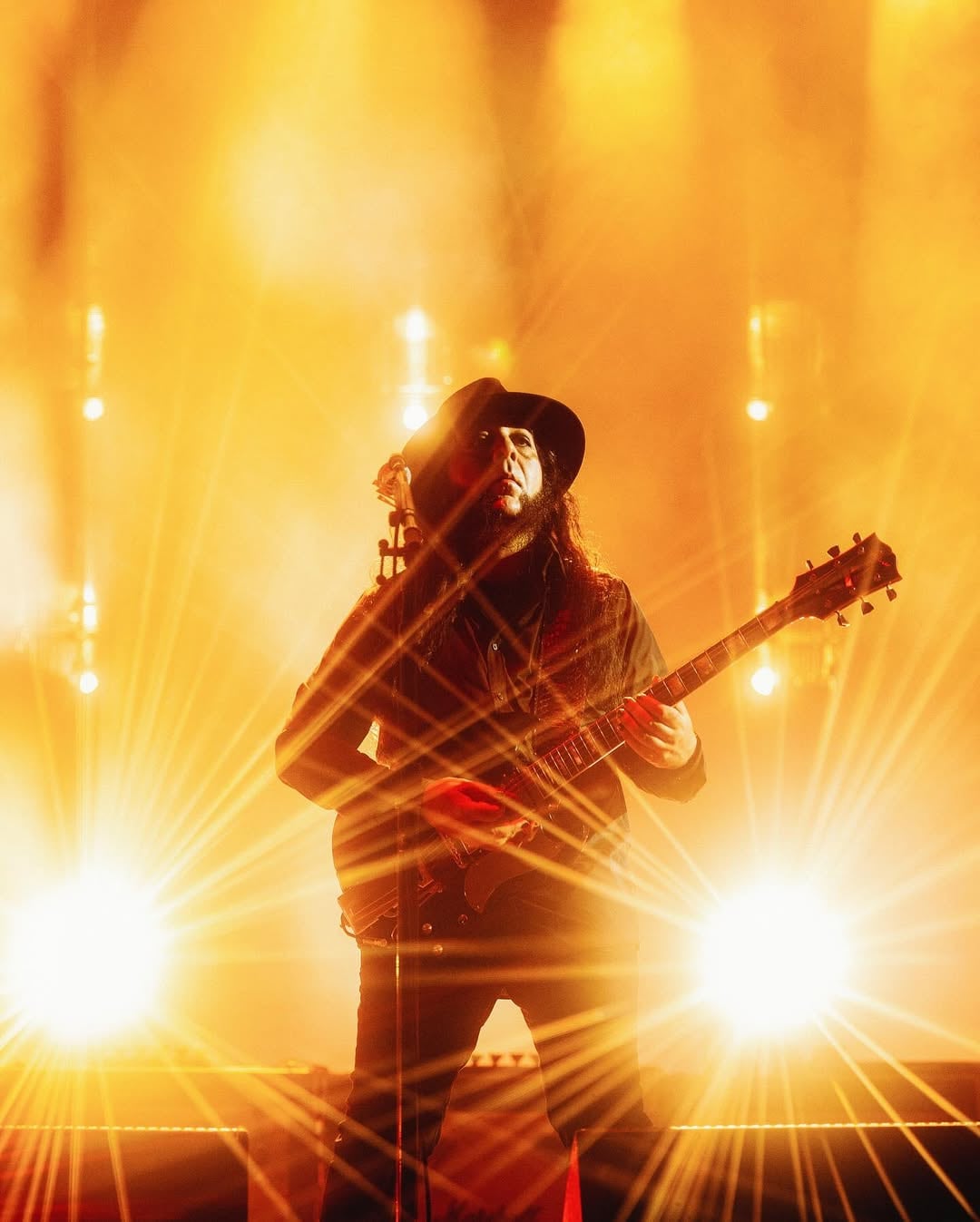 Daron Malakian fue convocado sin ensayos previos y eligió tocar y cantar el clásico “Master of Puppets” ante una multitud, sorprendiendo a los fanáticos (Instagram @daronmalakian)