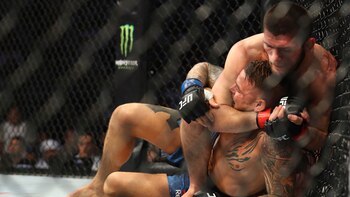 En su última presentación, Khabib Nurmagomedov venció a Dustin Poirier (AP)