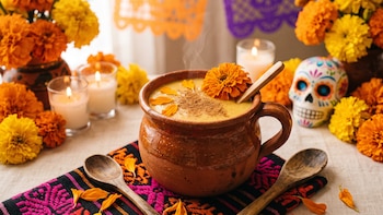 Atole de cempasúchil: la bebida ancestral que compite contra el pumpkin spice esta temporada