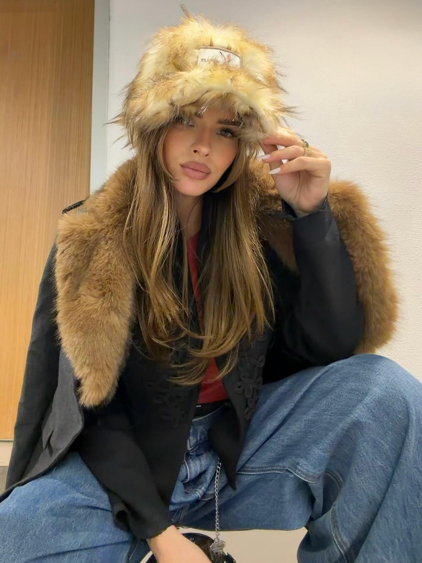 La China Suárez, siempre fashionista: su look vestida con un gorro de piel, un abrigo con detalles de piel y pantalones vaqueros azules