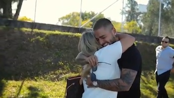 Maluma llorando junto a su
