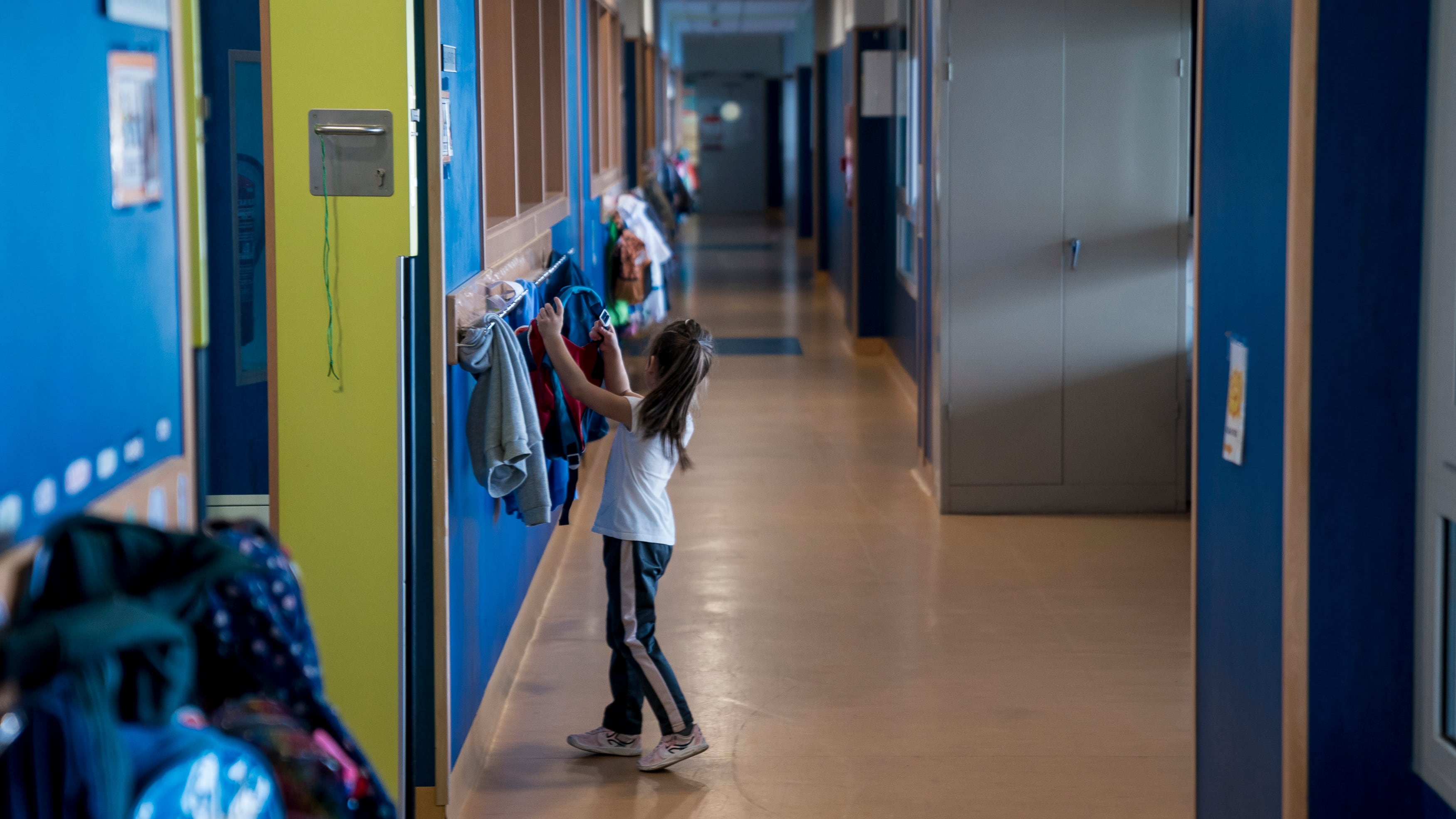 Una niña cuelga su mochila en un perchero en un colegio de Madrid. (Europa Press)