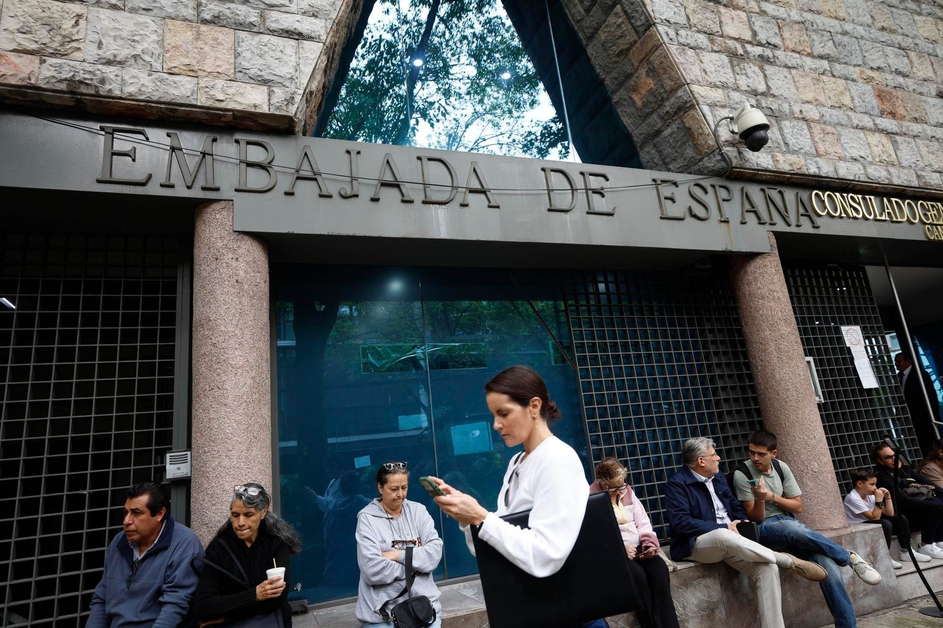 Personas hacen fila en la Embajada de España en la Ciudad de México. (EFE/Sáshenka Gutiérrez)
