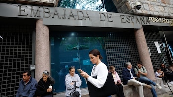 Exteriores mantiene empleados en sus consulados encadenando contratos temporales desde hace 30 años: Hay 100 casos que superan el límite legal