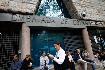 Personas hacen fila en la Embajada de España en la Ciudad de México. (EFE/Sáshenka Gutiérrez)
