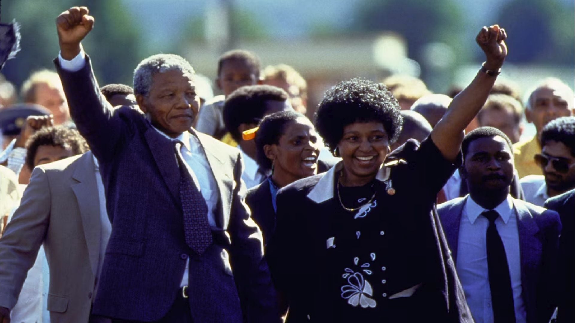 Veintisiete años tras las rejas no apagaron su voluntad. Mandela salió libre sin rencor, decidido a unir a Sudáfrica. En la foto, el líder sudafricano y su esposa Winie saludan al dejar la prisión (Allan Tannenbaum)