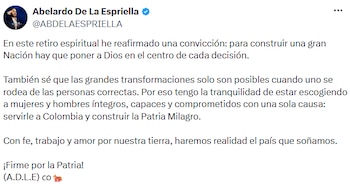 De la Espriella afirmó que el retiro espiritual reafirmó su convicción de "poner a Dios en el centro de cada decisión" y destacó el compromiso de su equipo con la "Patria Milagro". - crédito @ABDELAESPRIELLA/X