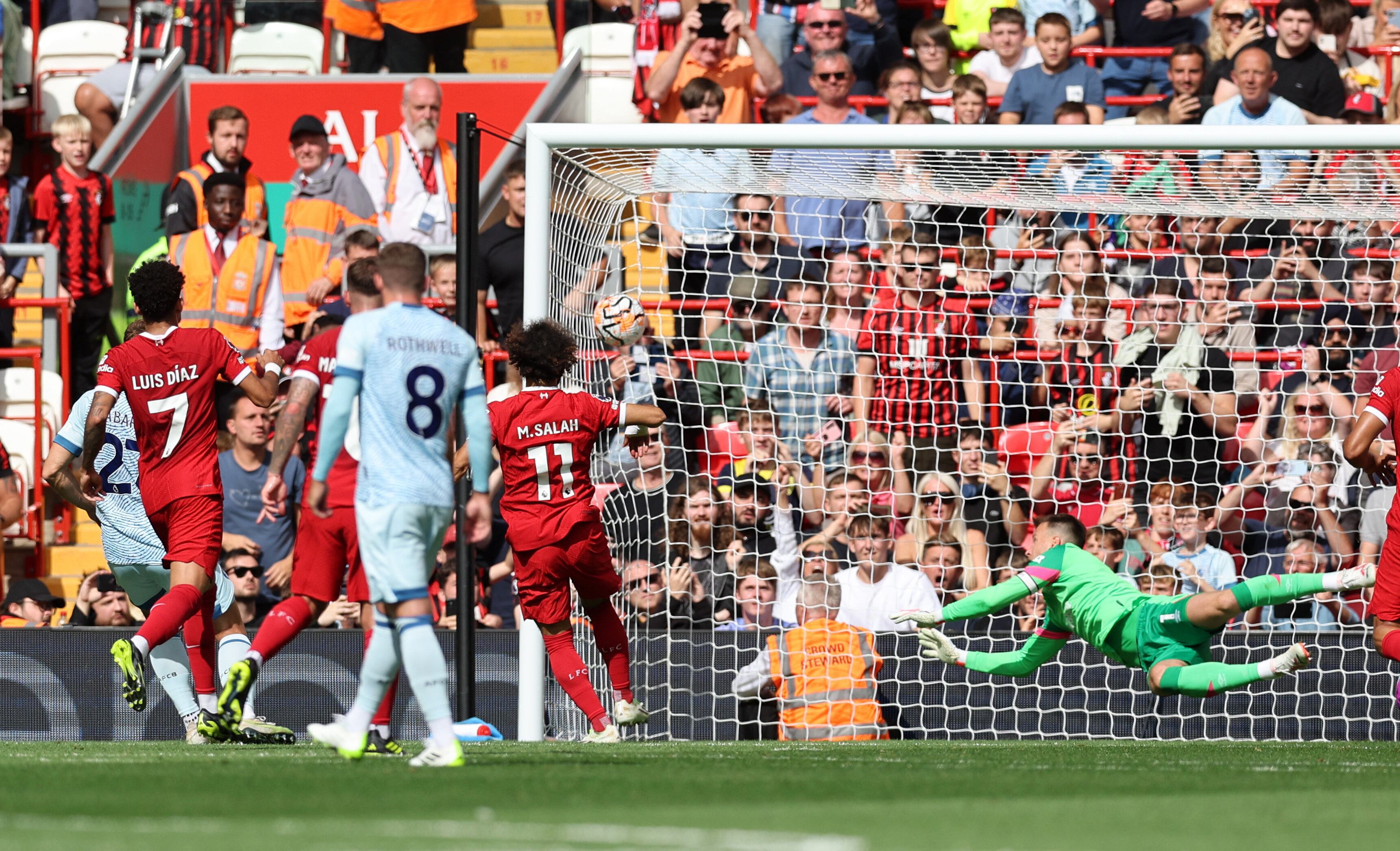 El momento donde Mohamed Salah tira su cobro penal, es atajado pero aprovecha el rebote y convierte, Luis Díaz de fondo en la acción - crédito David Klein / REUTERS 
