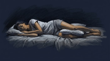 Ilustración estilo pastel y carboncillo de una figura adulta durmiendo de lado en una cama, con una almohada entre las rodillas. Tonos azul y ocre.