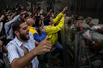 La fractura institucional comenzó tras las elecciones parlamentarias de 2015, cuando la oposición obtuvo dos tercios de la Asamblea Nacional. (EFE/ARCHIVO)